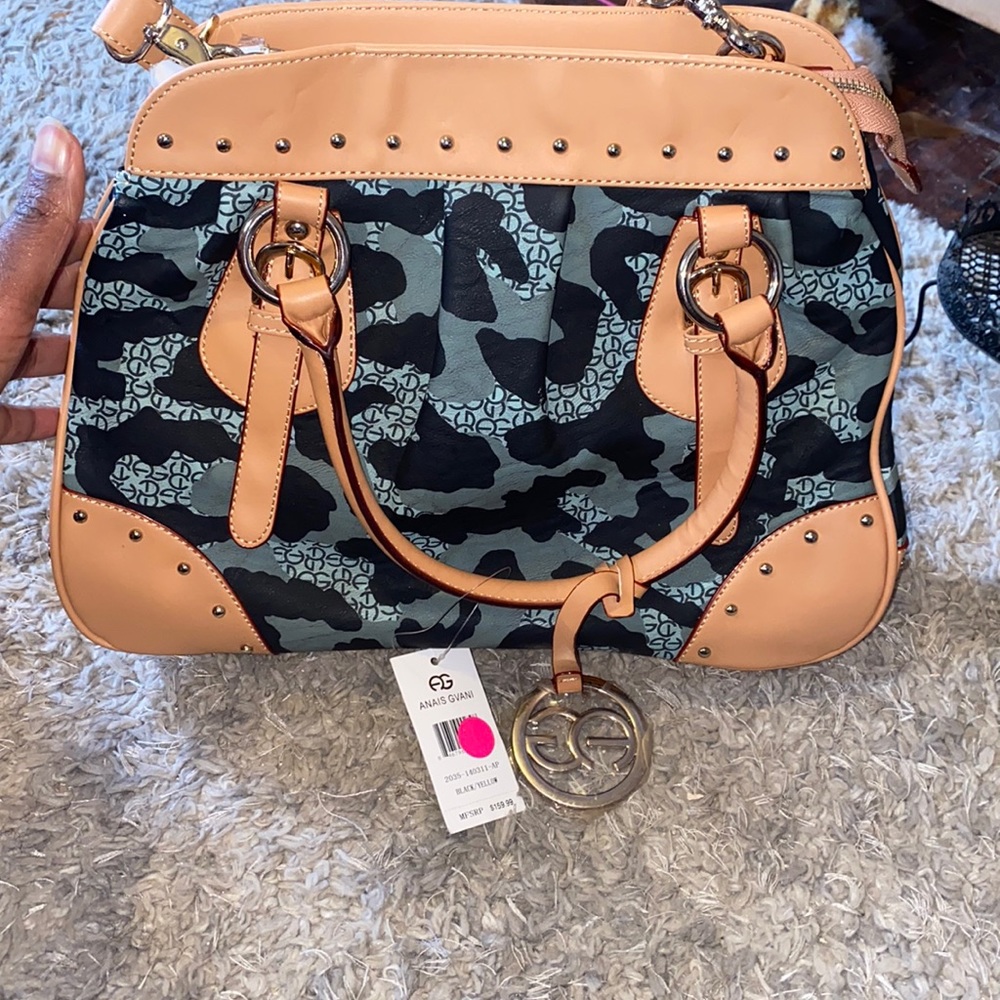 Anais Gvani pocketbook